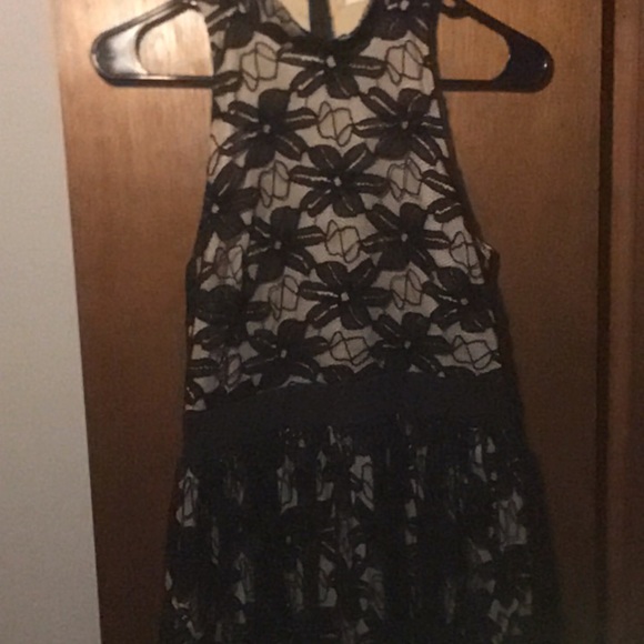 a pretty dress , nice fitting ... GREAT material! - Picture 3 of 4